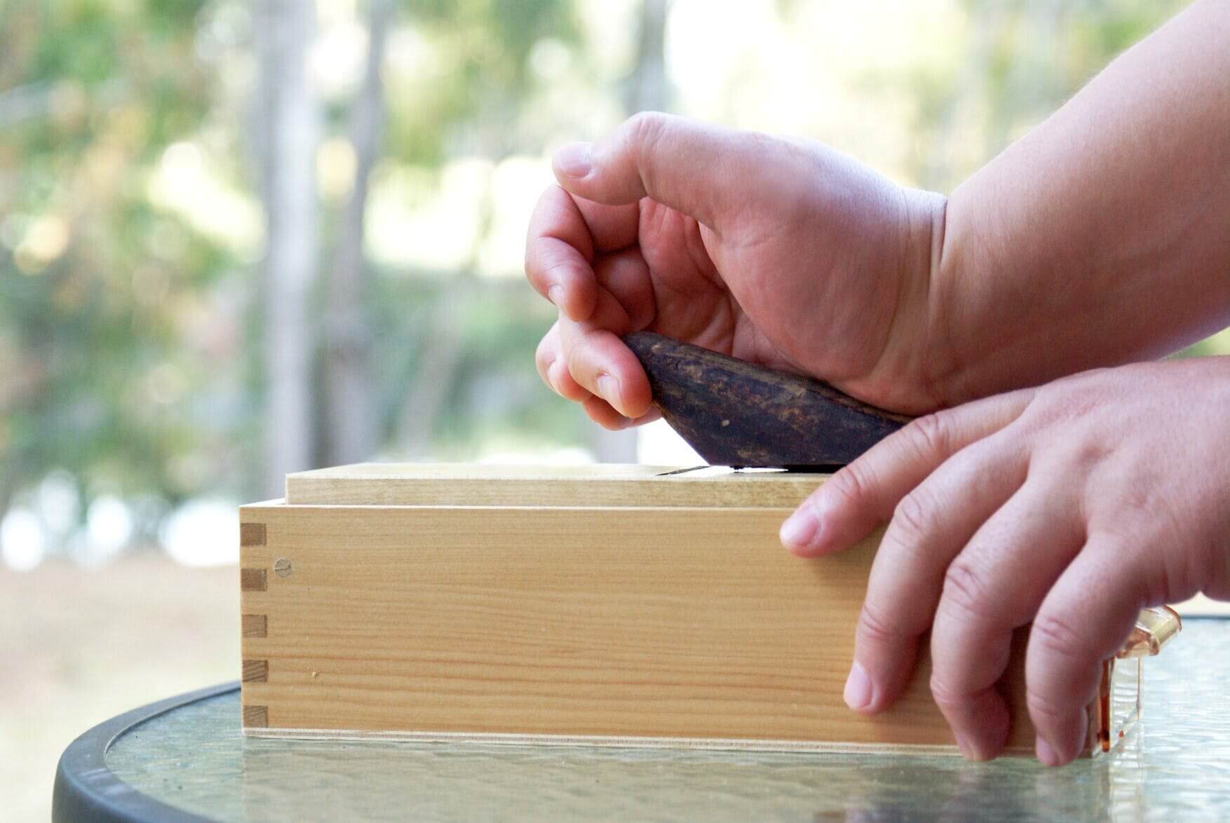 カツオを削る写真